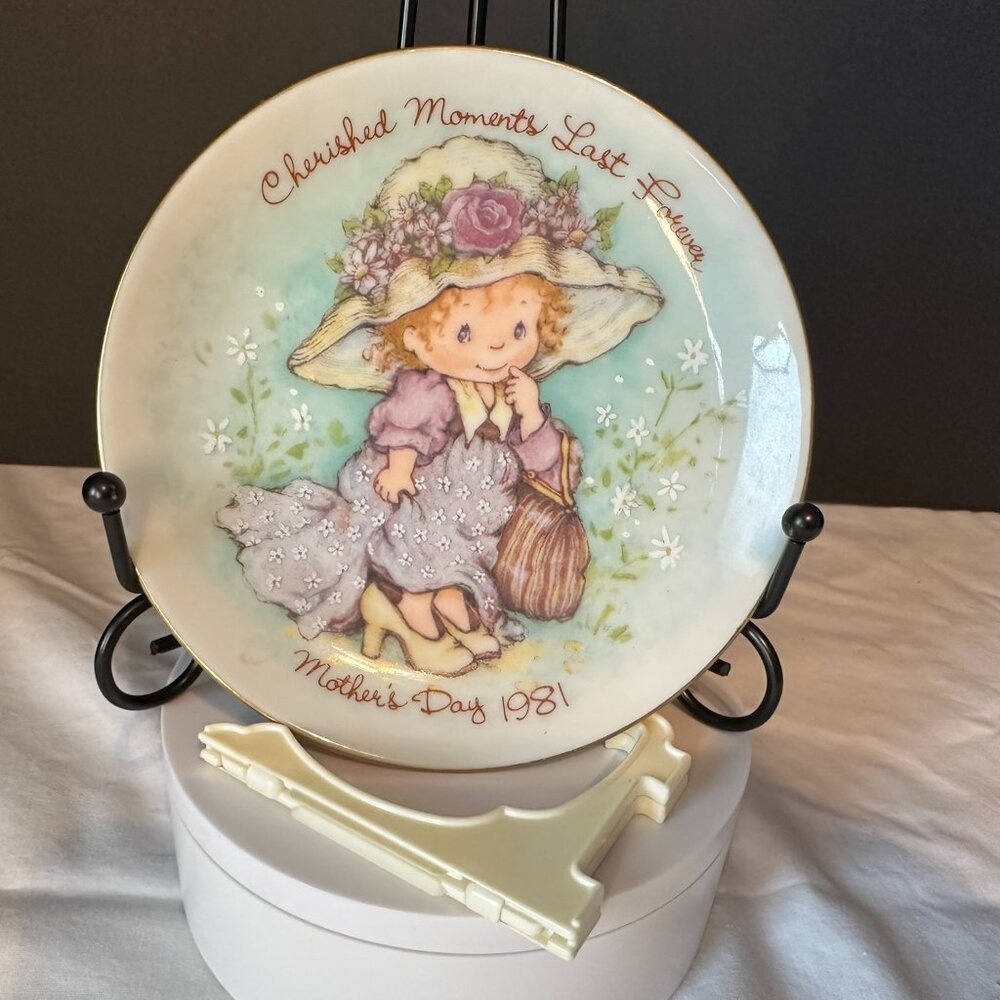 RARE VINTAGE AVON MOTHER'S DAY PLATE – 1981 "CHERISHED MOMENTS LAST FOREVER"